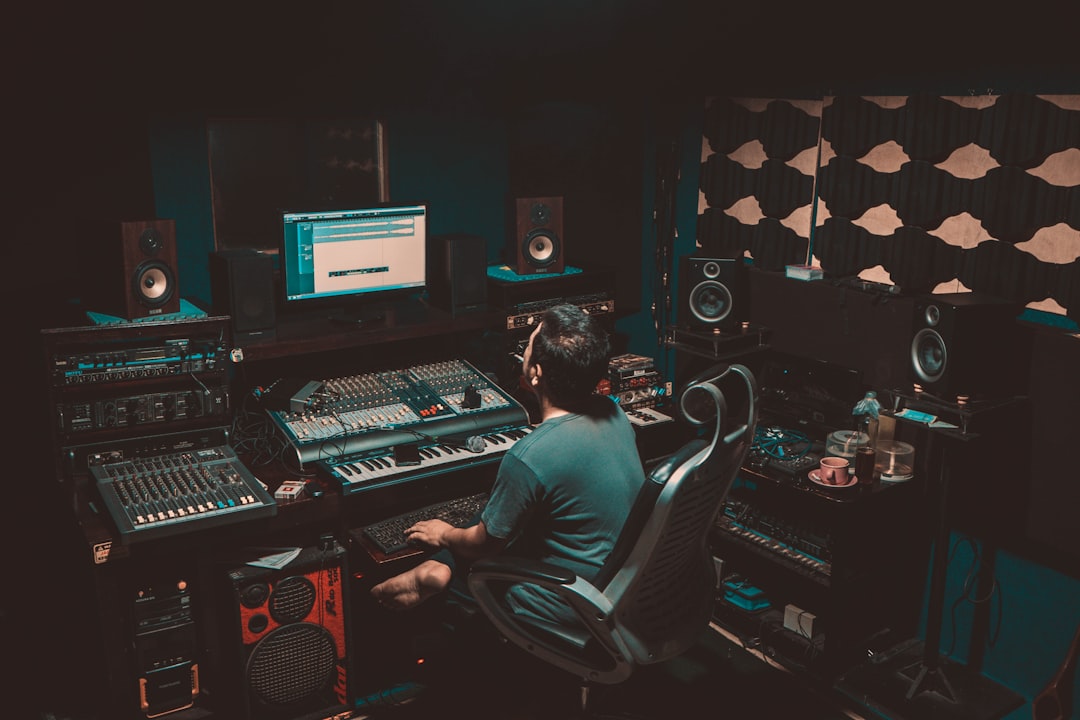 Charlie Puth abre su juego: paternidad y vulnerabilidad en 'Whatever's Clever'